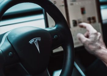 테슬라, 110만대 리콜,,손가락 끼임 위험