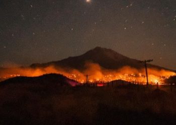 캘리포니아 큰 산불, 주민 8천여명 대피..수천여가구 정전  “잿덩어리 쏟아져”