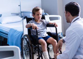 3개월간 15차례나 오진..어린아이 결국 하반신 마비