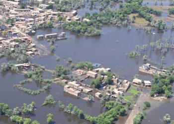 파키스탄 국토 3분 1 물에  잠겨…100km 내륙 호수 생겨나