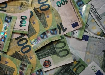 유로화 환율 0.99달러 선 붕괴…20년 만에 최저