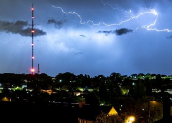 폭풍 속 제트스키 즐기던 남녀, 번개 맞고 사망