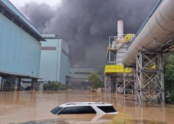 물에 잠긴 포항제철, 화재까지…피해 천문학적 규모