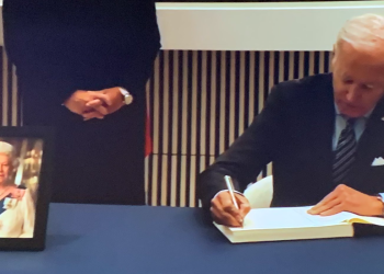 바이든, 영국대사관 방문…英여왕 별세 조문(영상)