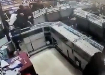 다운타운 보석상 직원, 떼강도 6명 물리쳐(영상)