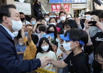 檢 이재명 수사 ‘표적수사 아니다’ 52.3%, ‘표적수사’ 42.4%