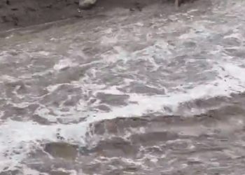 남가주 곳곳 천둥 번개 폭우에 돌발홍수…캐스태익 운전자 50여명 고립(영상)