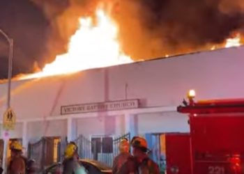 사우스 센트럴 100년 교회 전소, 일요일 새벽 큰 불(영상)