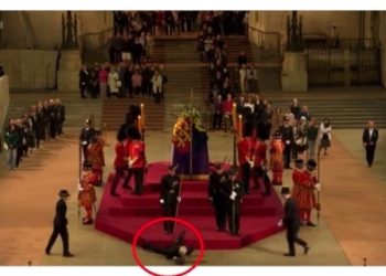 여왕 시신 밤새 지키던 경비병, 바닥으로 ‘쿵’…기절했다