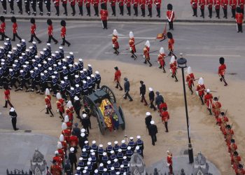 여왕 장례식 96분 앞두고 96년 생애 기념 타종 시작