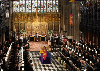 여왕 ‘세기의 장례식’ 엄수, 웨스트민스트서 마지막 작별…영국 전역 2분 간 묵념 잠겨