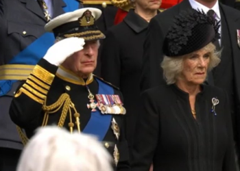 끝까지 꼿꼿한 자세 어머니 장례 지킨 찰스 3세