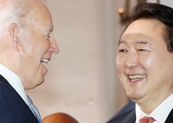 바이든 회동 직후 윤석열 막말 카메라 잡혀 “외교 대재앙”