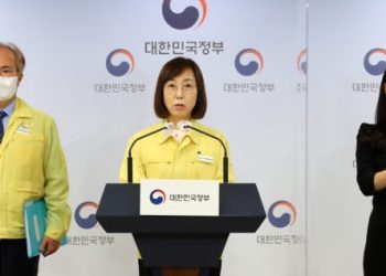 마스크 이어 격리· 해외입국자 PCR 완화 검토…”로드맵 발표할 것”