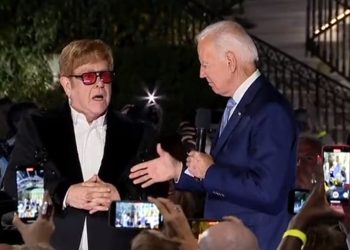 엘튼 존 백악관서 공연…바이든 ‘국가인문학훈장’ 수여(영상)