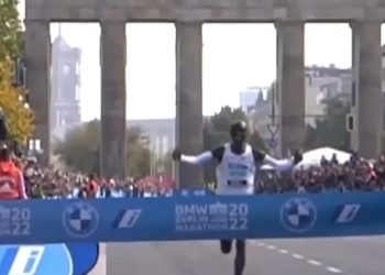 인간한계 2시간 깨지나…킵초게, 2시간1분9초(영상)