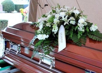 코로나로 미국 장례문화 크게 달라져..장례업체들은 팬데믹 호황 누려