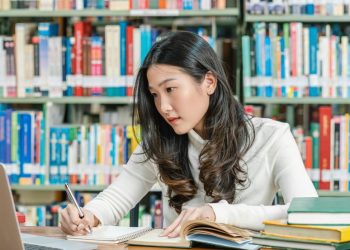 ‘악 소리 나는 환율’ 하루 한 끼 버티는 유학생들 “부모님 송금으로 등록금 감당 못해”