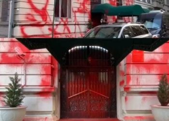 뉴욕 러시아 영사관, 핏빛 붉은 페인트로 훼손(영상)