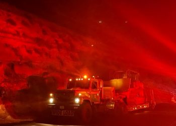 폭염 속 올해 최대 규모 ‘루트 파이어’, 5번 프리웨이 폐쇄…강제 대피령, 부상 소방관 속출