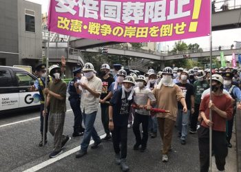 “아베 국장 반대” 70대 남성 분신