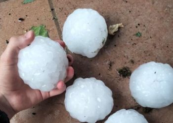 테니스공 크기 거대우박 쏟아져..1명 죽고 60명 부상(영상)