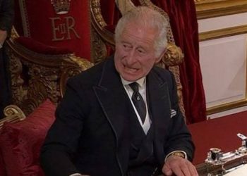 “이거 치워”…즉위식서 짜증 낸  찰스 3세(영상)