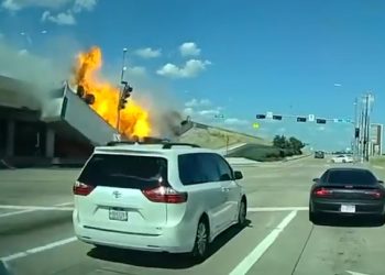 18륜 대형 트럭 텍사스 고가도로서  추락, 1명 사망(영상)