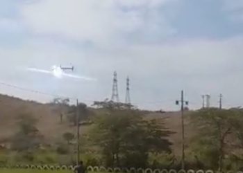 헬기, 전깃줄 걸려 추락…탑승객 4명 멀쩡(영상)