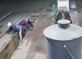 주유소 상점 털고 튀다…오토바이 구덩이 빠진 어슬픈 강도들