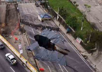 도로 한복판이 ‘폭삭’ 초대형 싱크홀 발생