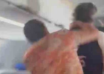 항공기서 승무원 폭행 승객, LAX 긴급체포(영상)