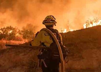 2만4천 에이커 전소 ‘페어뷰 산불’ 진화 난항..비 오면 꺼질까