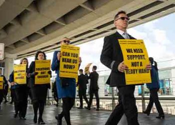 승무원 노조 LA 공항서 시위