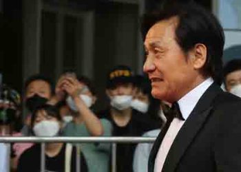 안성기, 혈액암 1년 넘게 투병…”호전되고 있어”