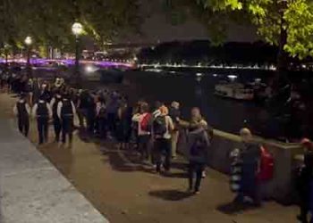 여왕 조문 구름인파…행렬 5마일, 30시간 기다리다 탈진