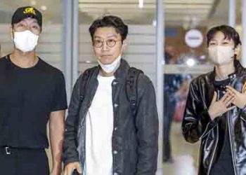 에미상 감독상 황동혁 감독, 트로피 들고 금의환향