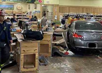 트레이조 마켓에 승용차 돌진 날벼락.. 6명 부상