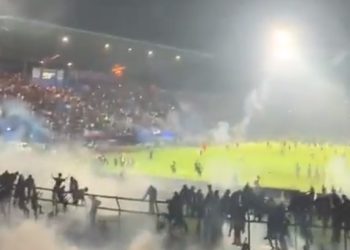 [속보] 인도네시아 축구장 폭동 최소 127명 사망…압사자 속출(영상)