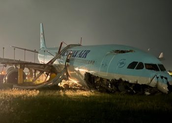 대한항공 여객기 착륙 중 활주로 이탈 동체 크게 파손(영상)