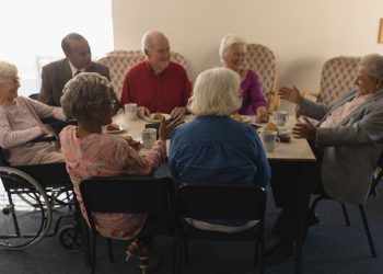 끼니 걱정하는 노인들, 식사 줄이고 모임 안하고…”자녀 도움 받아야 겨우..”