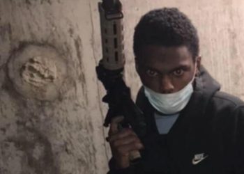 19살 총격범”나는 외톨이”…돌격소총, 탄약600발