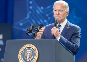 바이든, 펠로시 자택 피습은 “비열…폭력에 맞서야”