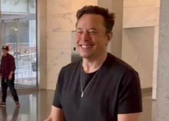 머스크, 펠로시 남편 피습 음모론 트윗했다 삭제…논란 확산