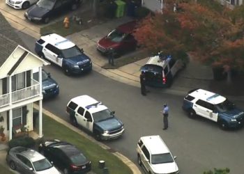 10대 백인 청소년, 산책하며 주택가서 무차별 총기난사..경관 등 5명 사망