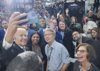 ‘반도체 행보’ 바이든, IBM 방문(영상)..마이크론 1천억달러, IBM 2백억달러 투자