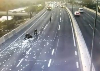 고속도로에 ‘돈 폭탄’…경찰 추격에 돈 가방 투척(영상)