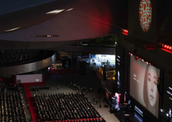 ‘강수연 추모’ 부산국제영화제 개막 열기..3년만에 정상화