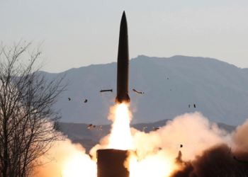 북한 또 미사일 발사, 2주새 7차례…’타격능력’ 과시