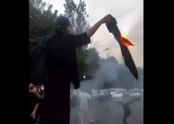 히잡 불태우던 이란 10대 소녀, 사망 전 영상 공개